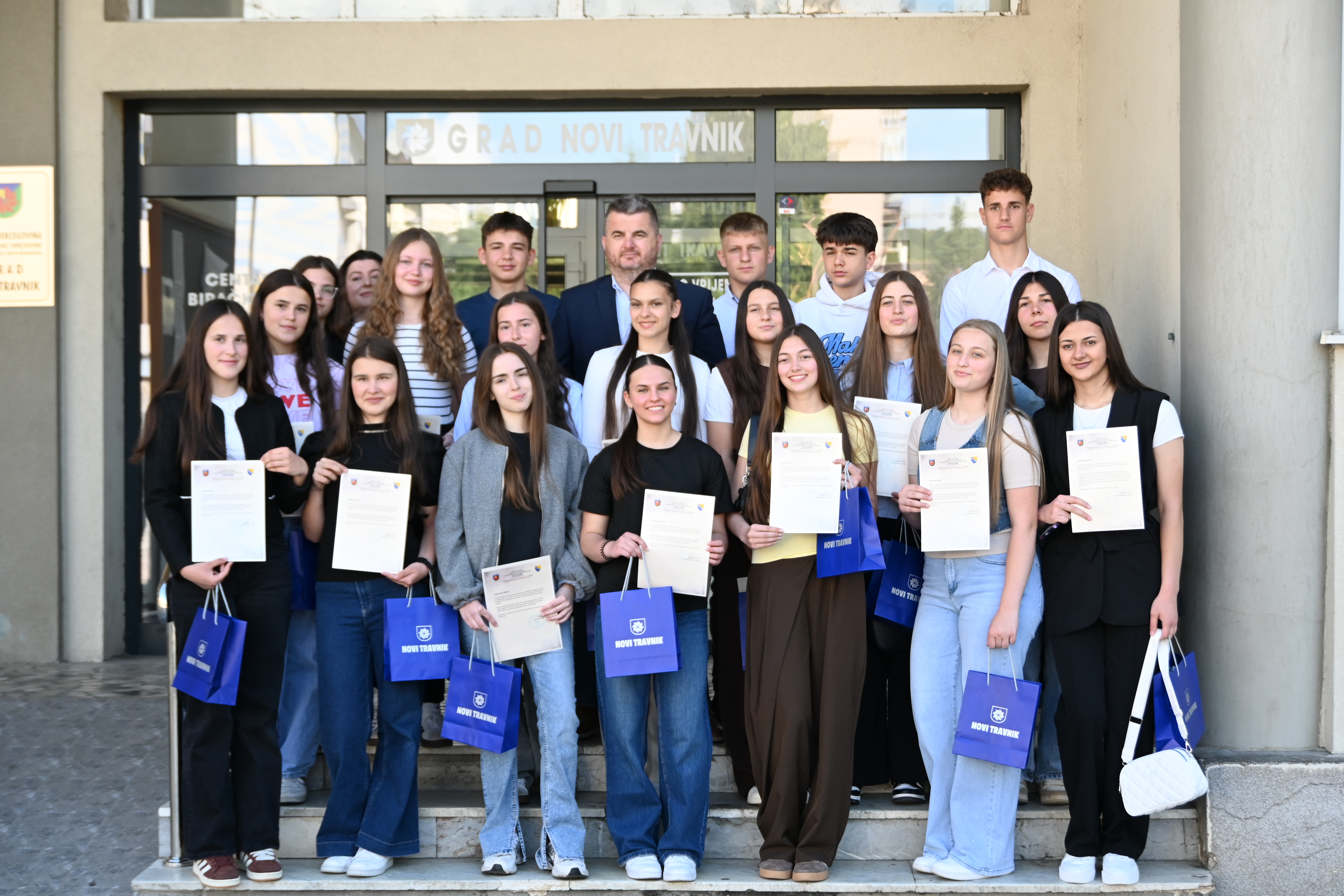 NAGRADE ZA NAJBOLJE: 20 UČENIKA GENERACIJE NOVOTRAVNIČKIH ŠKOLA 